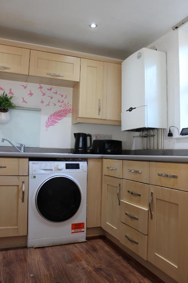 London 2 Bed 2 Bath Apartment Holiday Home - Free Parking - 3Min Walk To The Train Station - 19Min To London Liverpool Street 5Min To Victoria Line 1Gb Broadband Super Fast Internet Ground Floor 100S Of Shops Restaurants Bakeries 24-Hour Asda Superst Exterior foto