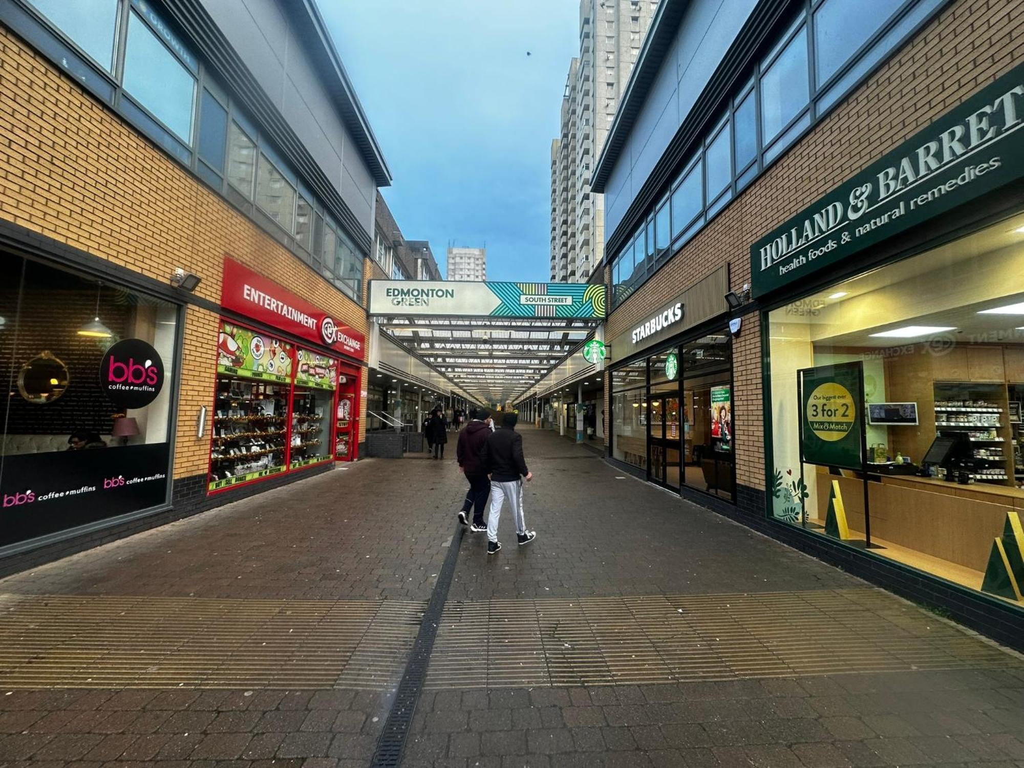 London 2 Bed 2 Bath Apartment Holiday Home - Free Parking - 3Min Walk To The Train Station - 19Min To London Liverpool Street 5Min To Victoria Line 1Gb Broadband Super Fast Internet Ground Floor 100S Of Shops Restaurants Bakeries 24-Hour Asda Superst Exterior foto