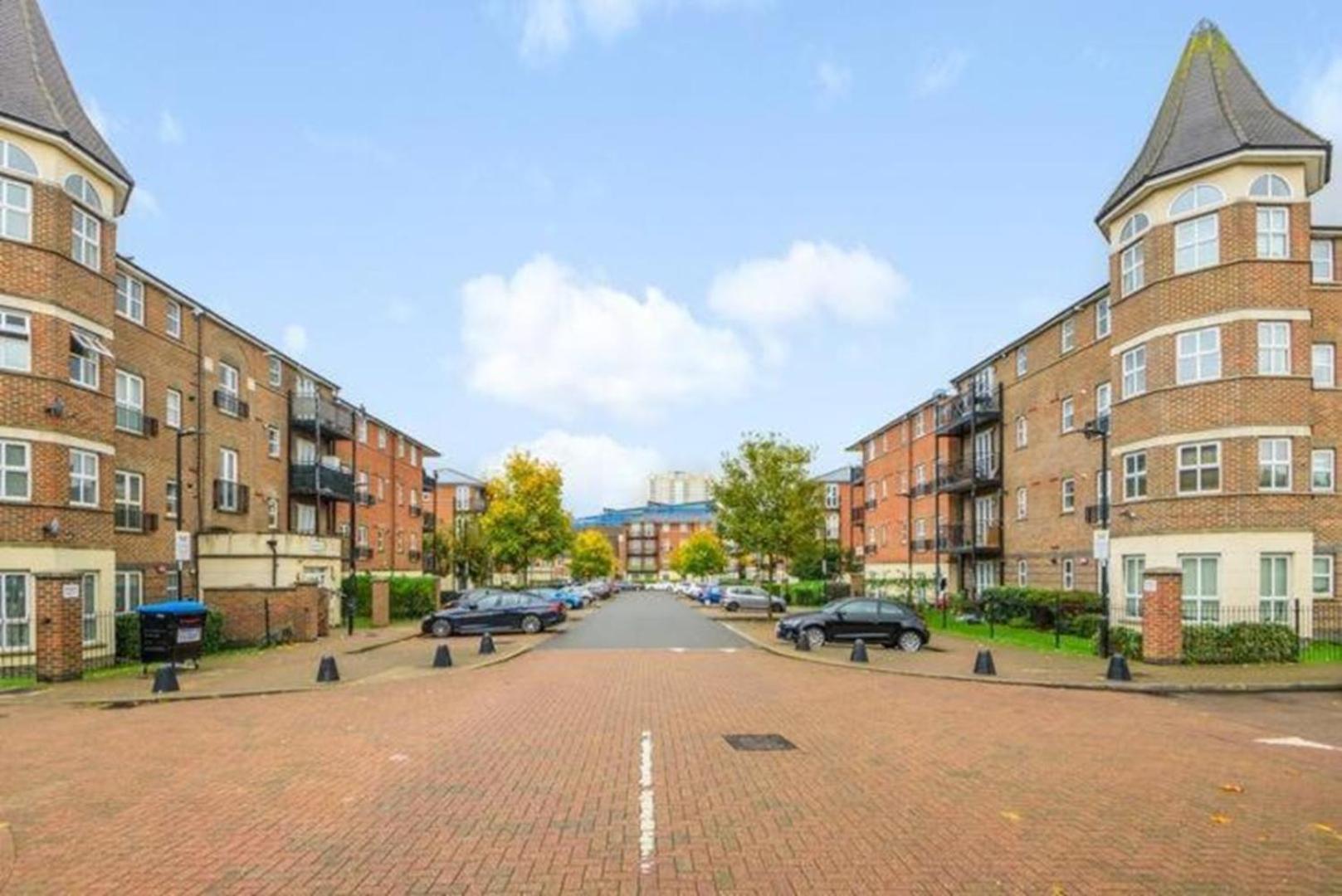 London 2 Bed 2 Bath Apartment Holiday Home - Free Parking - 3Min Walk To The Train Station - 19Min To London Liverpool Street 5Min To Victoria Line 1Gb Broadband Super Fast Internet Ground Floor 100S Of Shops Restaurants Bakeries 24-Hour Asda Superst Exterior foto