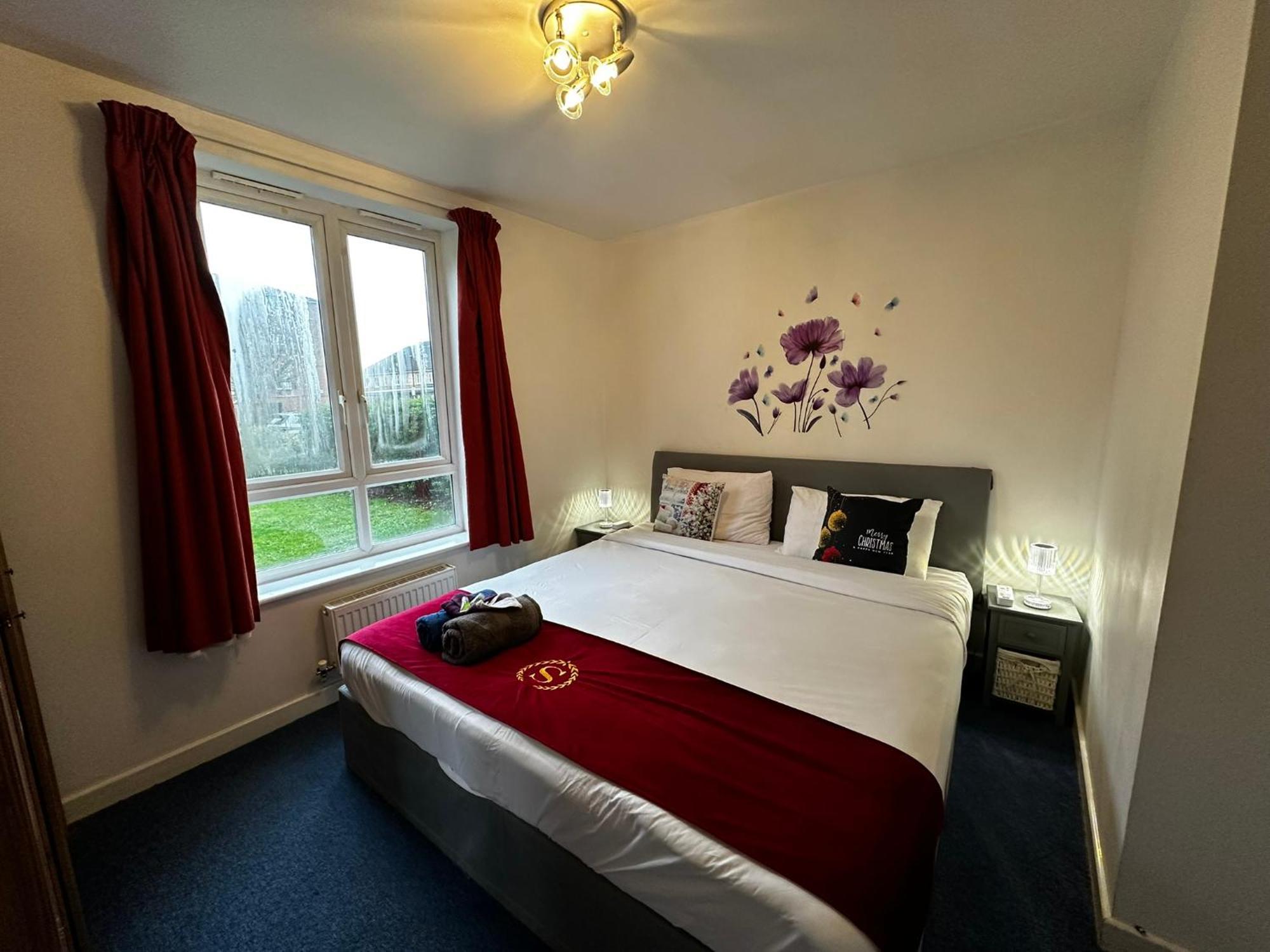 London 2 Bed 2 Bath Apartment Holiday Home - Free Parking - 3Min Walk To The Train Station - 19Min To London Liverpool Street 5Min To Victoria Line 1Gb Broadband Super Fast Internet Ground Floor 100S Of Shops Restaurants Bakeries 24-Hour Asda Superst Exterior foto
