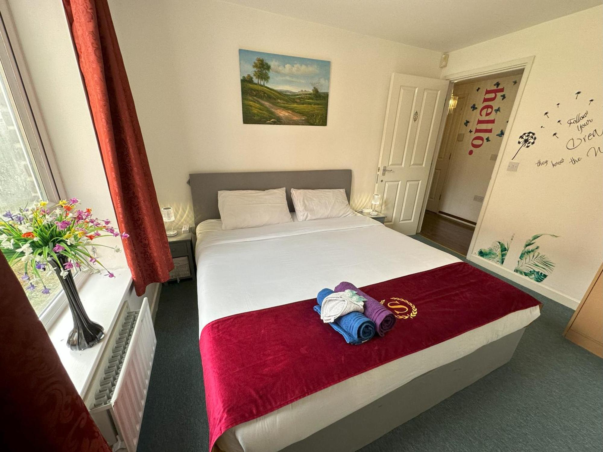 London 2 Bed 2 Bath Apartment Holiday Home - Free Parking - 3Min Walk To The Train Station - 19Min To London Liverpool Street 5Min To Victoria Line 1Gb Broadband Super Fast Internet Ground Floor 100S Of Shops Restaurants Bakeries 24-Hour Asda Superst Exterior foto