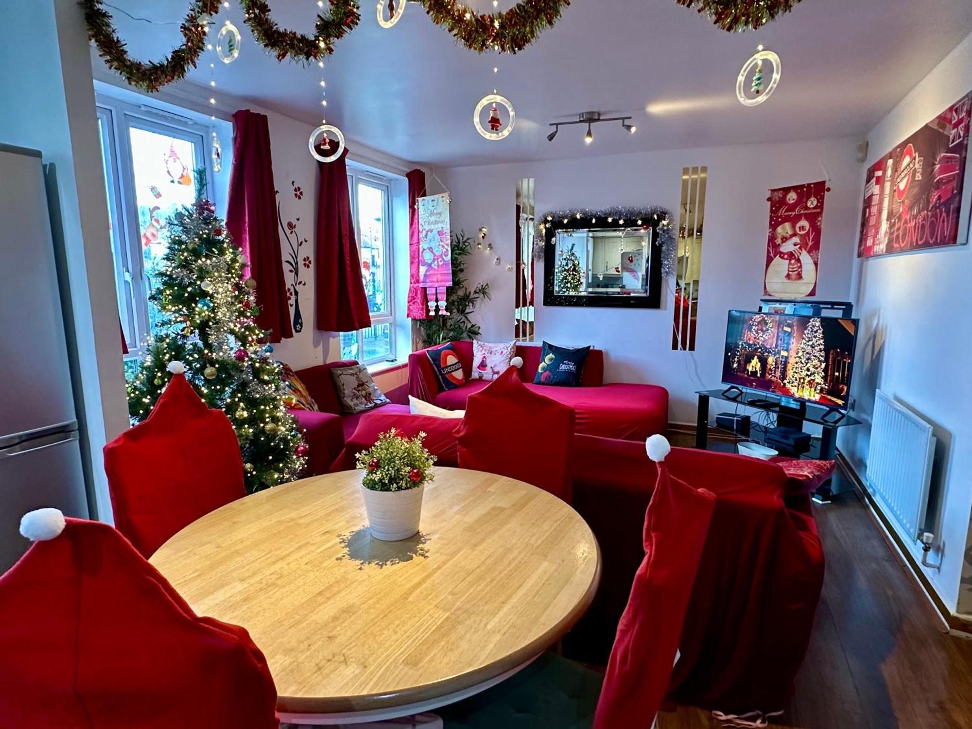 London 2 Bed 2 Bath Apartment Holiday Home - Free Parking - 3Min Walk To The Train Station - 19Min To London Liverpool Street 5Min To Victoria Line 1Gb Broadband Super Fast Internet Ground Floor 100S Of Shops Restaurants Bakeries 24-Hour Asda Superst Exterior foto