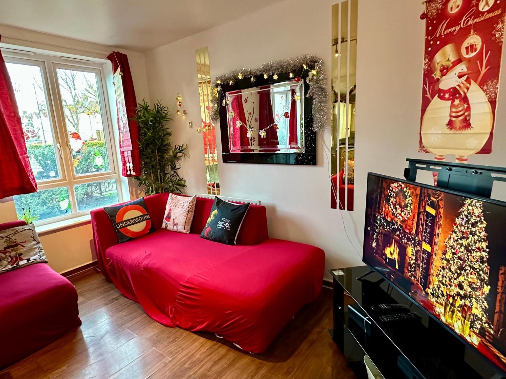 London 2 Bed 2 Bath Apartment Holiday Home - Free Parking - 3Min Walk To The Train Station - 19Min To London Liverpool Street 5Min To Victoria Line 1Gb Broadband Super Fast Internet Ground Floor 100S Of Shops Restaurants Bakeries 24-Hour Asda Superst Exterior foto