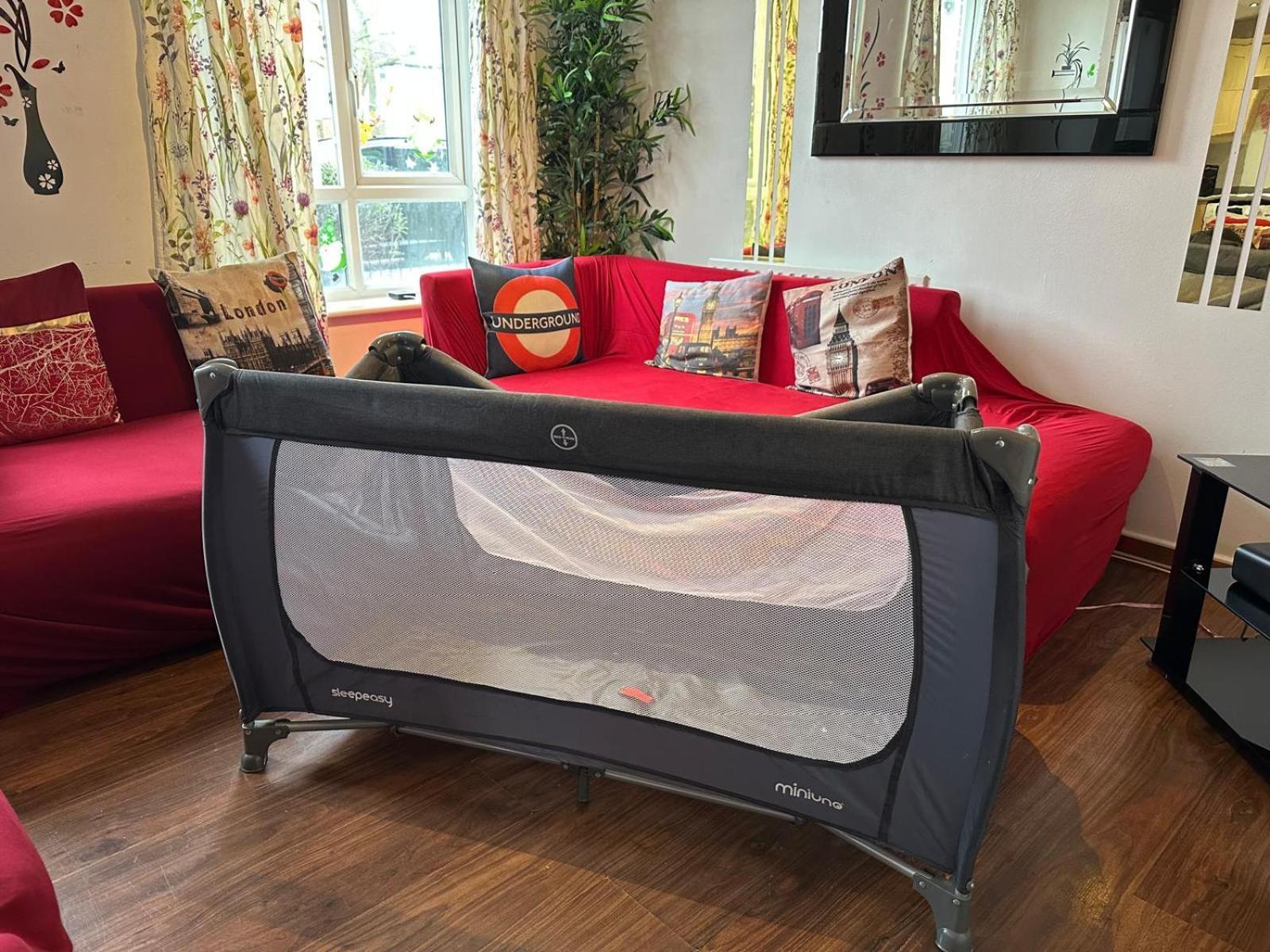 London 2 Bed 2 Bath Apartment Holiday Home - Free Parking - 3Min Walk To The Train Station - 19Min To London Liverpool Street 5Min To Victoria Line 1Gb Broadband Super Fast Internet Ground Floor 100S Of Shops Restaurants Bakeries 24-Hour Asda Superst Exterior foto